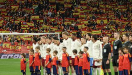 Aficionados españoles sostienen banderas antes del partido amistoso internacional ante Egipto en el RCDE Stadium, ​​el 31 de marzo de 2026.