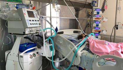 Un paciente con neumonía recibe tratamiento en el Hospital Vicente Corral Moscoso de Cuenca, en una fotografía publicada en marzo de 2026.