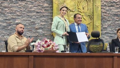 Shyare Andrade, Miss Grand Ecuador, junto al alcalde de Portoviejo, Javier Pincay, tras firmar un contrato laboral este 16 de octubre de 2026.