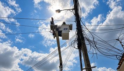 Un técnico de CNEL realiza trabajos en la red eléctrica de Guayaquil, en octubre de 2026.