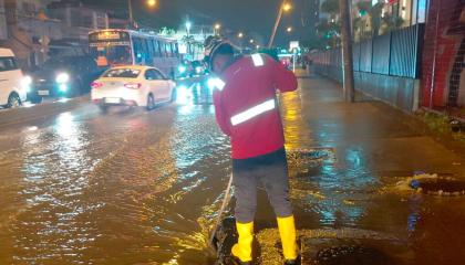 Acumulación de agua en una calle de Guayaquil tras las fuertes lluvias del 16 de octubre de 2026.