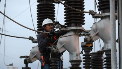 Un trabajador de Celec realiza trabajados de mantenimiento en una subestación de transmisión del país,  durante la madrugada del 17 de octubre de 2026.