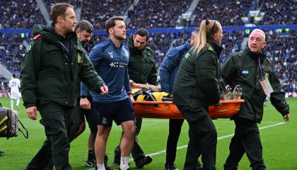 El portero argentino del Chelsea, Emiliano Martínez, es retirado en camilla tras un choque de cabezas con el defensa inglés del Everton, Jarrad Branthwaite, el 17 de octubre de 2026.