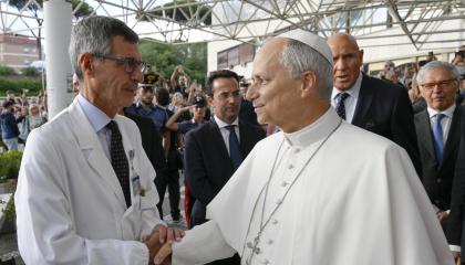 El papa León XIV da la mano a un médico del hospital Policlínico Gemelli, en Roma, tras recibir el alta este 17 de octubre, luego de permanecer cinco días en el centro médico debido a una intervención por un tumor canceroso.