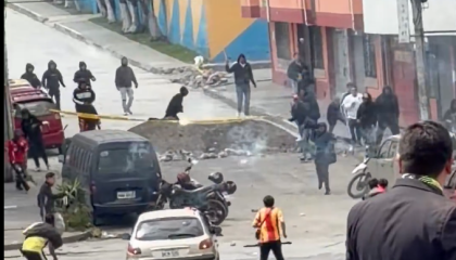 Hinchas de Aucas y Liga de Quito pelean en la previa del compromiso por la Fecha 3 del hexagonal final de la LigaPro, el sábado 17 de octubre de 2026.