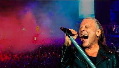 Composición que muestra al vocalista de Iron Maiden, Bruce Dickinson, y las bengalas que se prendieron en el concierto en Quito, el 14 de octubre de 2026.