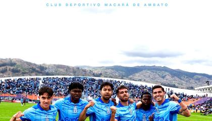Los jugadores de Macará celebran la anotación de Agustín Campana, en el partido del sábado 17 de octubre de 2026, en el estadio Bellavista.