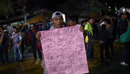 Un migrante hondureño protesta por los controles de visado y migración del gobierno de Donald Trump, el 19 de octubre de 2018.