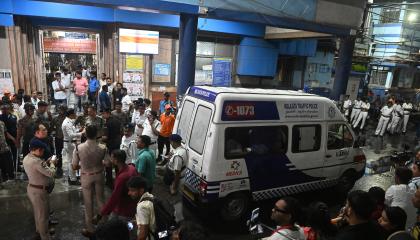 Una ambulancia que transporta a víctimas de una estampida en el festividal de Durga Puja, 17 de octubre de 2026.