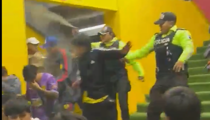 Hinchas tras el empate entre Aucas y Liga de Quito reciben gas pimienta de la Policía por incidentes en el estadio Gonzalo Pozo Ripalda, el sábado 17 de octubre de 2026.
