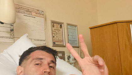 El arquero del Chelsea posa tras su operación de mandíbula, este domingo 18 de octubre, y muestra el número tres haciendo referencia a la victoria ante el Everton.