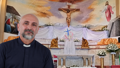 El sacerdote Patricio Sánchez Molinari, fallecido el 17 de octubre de 2026, frente a una imagen del altar de la iglesia Nuestra Señora del Perpetuo Socorro, en Guayaquil.