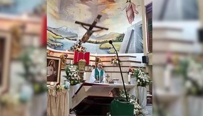 Momento exacto donde la cruz del altar se desprende y cae sobre un sacerdote, 18 de octubre de 2026.