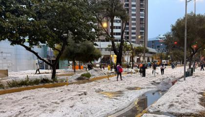 La avenida Cristóbal Colón, en el centro norte de Quito, cubierta de granizo, el 7 de octubre de 2026.