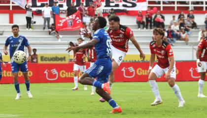 Jugadores de Leones FC y Emelec disputan el control del balón, en el partido por la Fecha 3 del cuadrangular de LigaPro, el 18 de octubre de 2026.