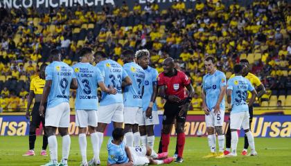 El árbitro Augusto Aragón organiza una barrera de Universidad Católica durante el juego ante Barcelona SC, el 18 de octubre de 2026.