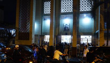 Feligreses en la misa por la muerte del sacerdote Patricio Sánchez en la iglesia Perpetuo Socorro en Guayaquil, 18 de octubre de 2026.