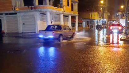 Calles inundadas en Pasaje, provincia de El Oro, el domingo 18 de octubre de 2026, debido a las fuertes lluvias.