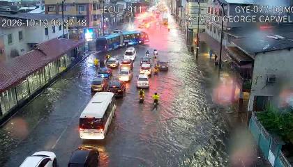 Calles completamente inundadas en el sur de Guayaquil, tras las fuertes lluvias del 19 de octubre de 2026.