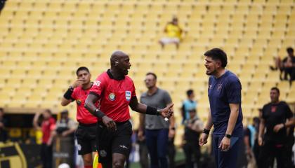 El árbitro Augusto Aragón conversa con el técnico de Universidad Católica, Diego Martínez, durante el partido del domingo 18 de octubre de 2026 ante Barcelona SC.