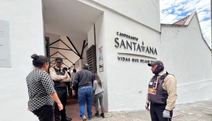 Los restos del sacerdote Patricio Sánchez son velados en el camposanto Santa Ana, de Cuenca, el 19 de octubre de 2026.