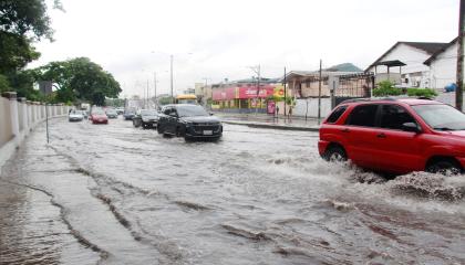 Una de las avenidas que resultaron anegadas en el norte de Guayaquil tras las fuertes lluvias del 19 de octubre de 2026.