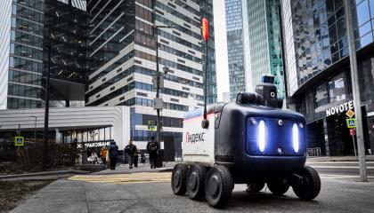 Un robot de entrega de comida de la gigante tecnológica rusa Yandex se aproxima al Centro Internacional de Negocios de Moscú, el 13 de enero de 2025. Centros de datos de Yandex, conocida como el Google ruso, han sido atacados por Ucrania.