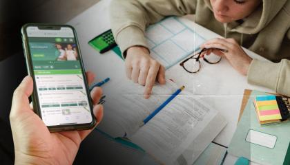 Imagen referencial de un estudiante con libros y un teléfono con una aplicación de apuestas deportivas en línea.