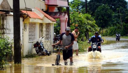 La fuerte lluvia que cayó desde la noche del 18 de octubre de 2026 dejó más de 300 familias afectadas y calles anegadas en el sector de Virgen del Cisne, en Tenguel, parroquia del Guayaquil, el lunes 19 de octubre del 2026.