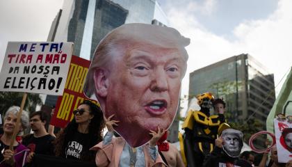 Un manifestante sostiene una imagen de Donald Trump durante una protesta contra Meta por supuesta injerencia electoral, en São Paulo, Brasil, el 19 de octubre de 2026.