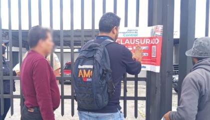 Imagen de clausura de concesionaria de camiones en Quitumbe, sur de Quito, 19 de octubre de 2026.