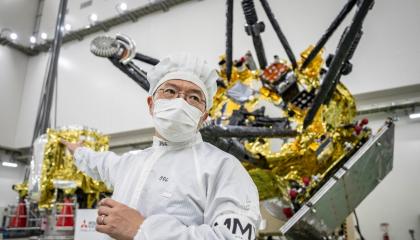 Yasuhiro Kawakatsu, director del proyecto de la misión Mars Moons eXploration (MMX), habla ante los medios frente a la sonda espacial MMX en el Centro Espacial de Tanegashima, en Minamitane (prefectura de Kagoshima), el 13 de agosto de 2026.