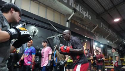 El exdeportista ecuatoriano Segundo Mercado imparte una clase de boxeo en la sede de JAB Boxing, en Los Ceibos, al norte de Guayaquil, el 19 de octubre de 2026.
