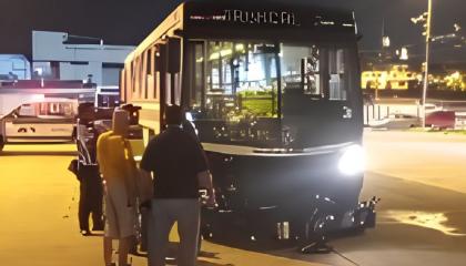 Imagen del accidente que involucró a una unidad de la Metrovía en Guayaquil la noche de este 19 de octubre de 2026