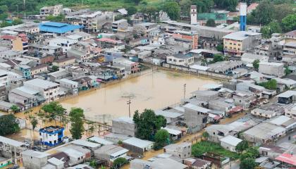 Vista aérea de la parroquia Tenguel, completamente inundada tras el desbordamiento del río del mismo nombre, Guayaquil, el 19 de octubre de 2026.