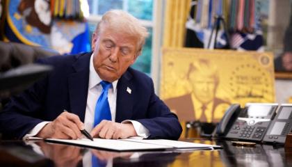 El presidente de Estados Unidos, Donald Trump, firma varias órdenes ejecutivas en su despacho de la Casa Blanca, el 18 de septiembre de 2026.