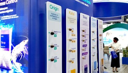 Empresas de alimento balanceado de camarón exponen sus productos en Aquaexpo International 2026.