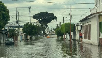 Calles anegadas en la ciudadela 9 de Octubre, al sur de Guayaquil, la mañana del 19 de octubre de 2026, tras lluvias intensas que provocaron más de 40 emergencias por acumulación de agua en la ciudad.