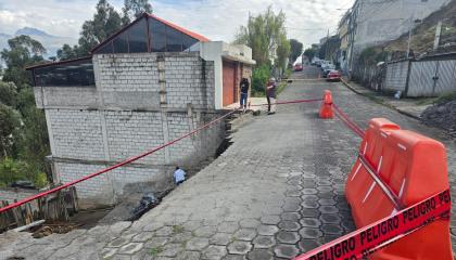Derrumbe de un muro y daños en una vía de La Argelia Baja, en el sur de Quito, debido a las lluvias.