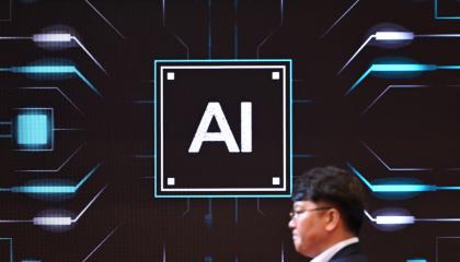 Un hombre camina delante de una imagen sobre Inteligencia Artificial durante una exhibición sobre semiconductores, en el centro de convenciones COEX, en Seúl, el 14 de octubre de 2026.