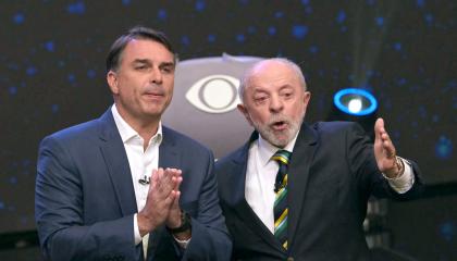 Lula da Silva y Flávio Bolsonaro durante el primer debate presidencial previo al balotaje en Brasil, el 18 de octubre de 2026, en São Paulo.