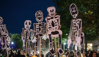 Imagen de referencia de un desfile de Halloween en Massachusetts, Estados Unidos, 1 de octubre de 2026.