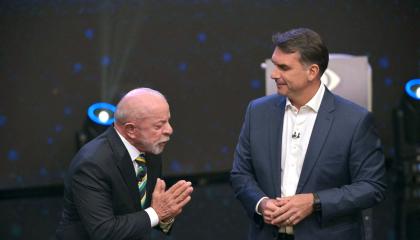 El presidente de Brasil y candidato presidencial, Luiz Inácio Lula da Silva y el candidato presidencial brasileño de derecha, Flavio Bolsonaro en el debate presidencial, 18 de octubre de 2026.