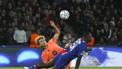 Fermín López impactando el rostro de Willian Pacho durante el partido entre el PSG y el FC Barcelona por la Fecha 3 de la UEFA Champions League este martes 20 de octubre de 2026.