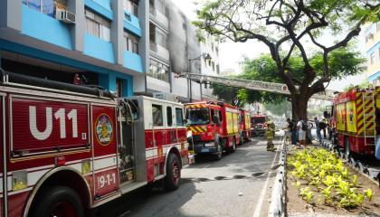 Un cierre vial en la calle Sucre, entre Pedro Carbo y Chimborazo, debido al incendio de un inmueble el 20 de octubre de 2026.