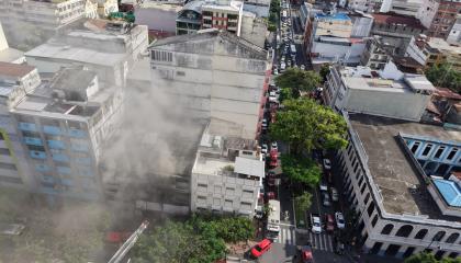 Vista aérea del incendio de un edificio en el centro de Guayaquil el 20 de octubre de 2026.