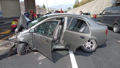 Bomberos atienden una emergencia por un accidente de tránsito en Quito, el 17 de octubre de 2026.
