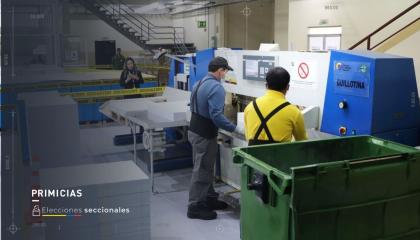 Personal del Instituto Geofísico Militar en el proceso de impresión de papeletas electorales.