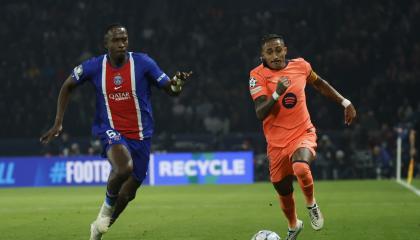 Willian Pacho marcando a Raphinha durante el partido entre el PSG y el FC Barcelona por la tercera fecha de la UEFA Champions League este martes 20 de octubre de 2026.