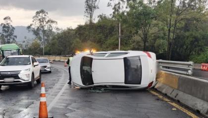 Accidente de tránsito en la avenida Simón Bolívar, sector Puengasí, 20 de octubre de 2026.